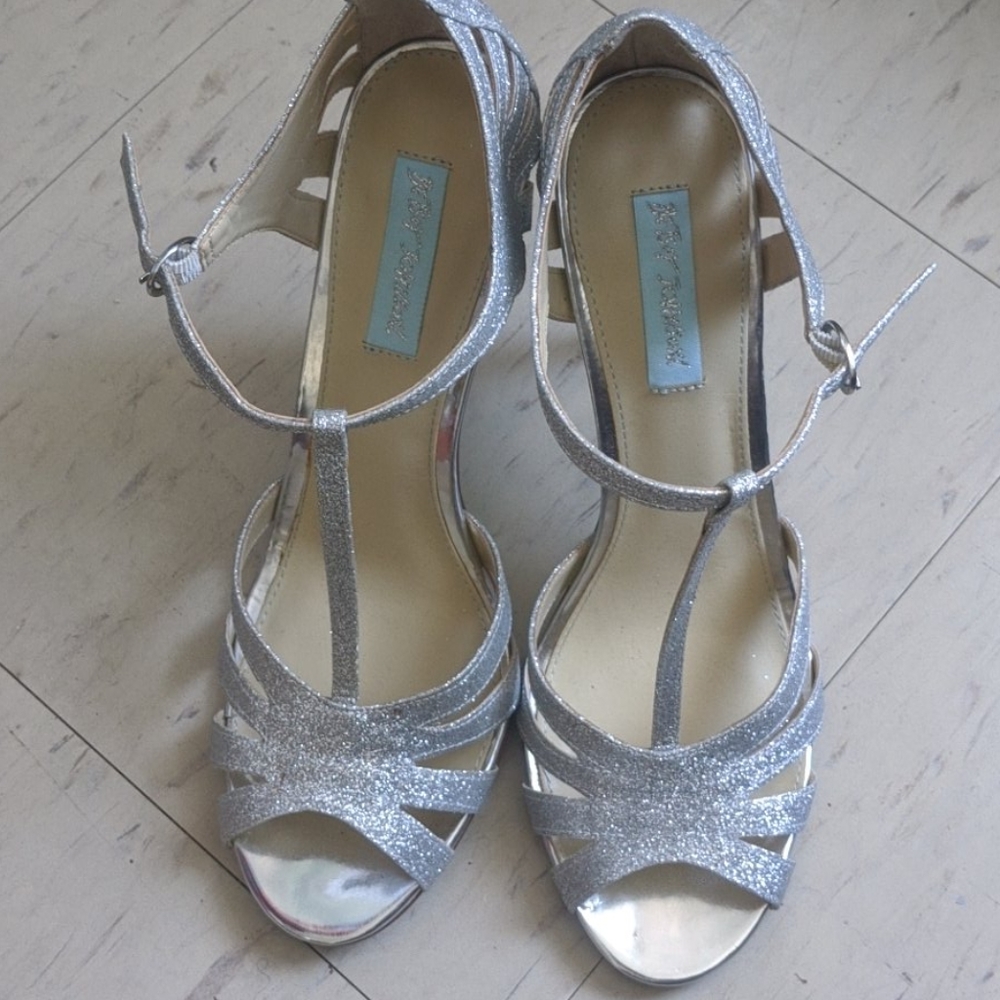 Blue by Betsey Johnson 'Tee' Sandal